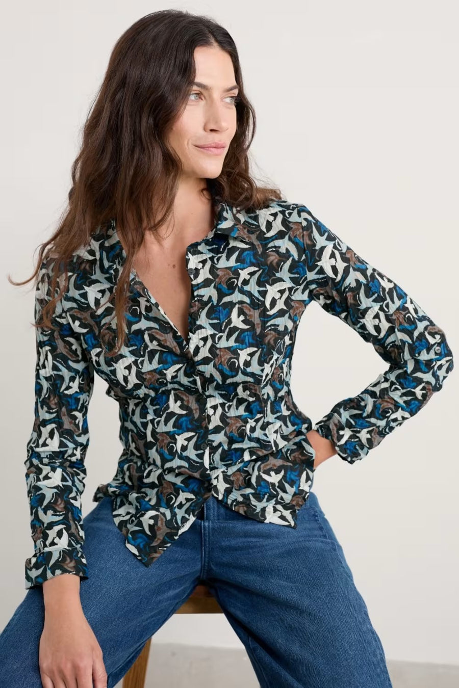 Larissa Shirt in Swooping Birds Onyx
