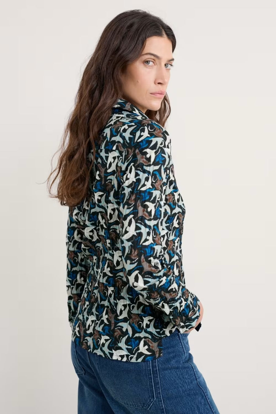Larissa Shirt in Swooping Birds Onyx