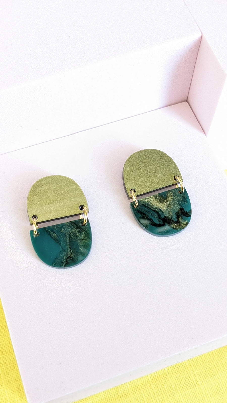 Cyndi Lauper in Gold and Marbled Teal